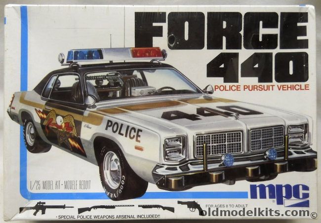 MPC 1/25 Force 440 1978 Police Pursuit Vehicle Dodge Monaco - With Special Police Weapons Arsenal, 1-0723 plastic model kit