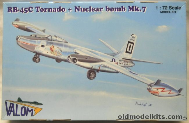Valom 1/72 RB-45C Tornado Plus Nuclear Bomb Mk.7 - 91st Strategic Reconnaissance Sq Yokota Air Base Japan 1952 / 19th TRS 66th TRW 1954, 72122 plastic model kit