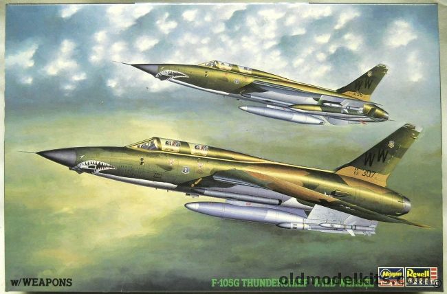 Hasegawa 1/72 F-105G Thunderchief Wild Weasel With Weapons - 35th TFW 562 TFS Tail Number 332 / 35th TFW 562 TFS Tail Number 304, HM135 plastic model kit