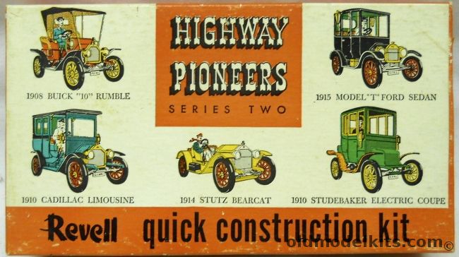 Revell 1/32 1915 Ford Model T Sedan Highway Pioneers, H42 plastic model kit