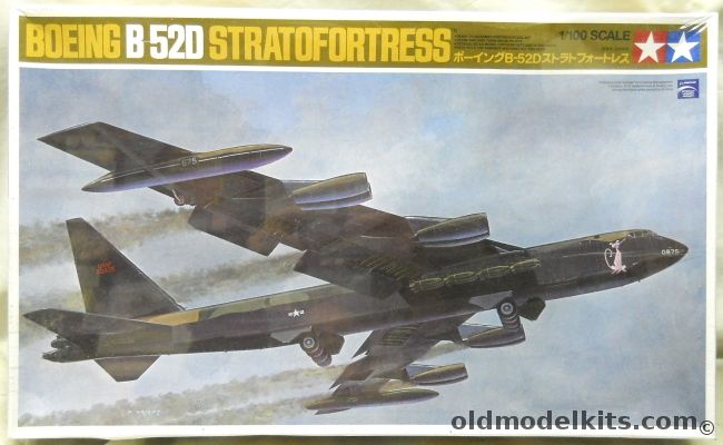 Tamiya 1/100 Boeing B-52D Stratofortress - 92nd SAC Wing 15th AF 'Pink Panther' / 346 BS 99th BW 2nd Air Force 'East to Westover' (Snoopy), 60025 plastic model kit