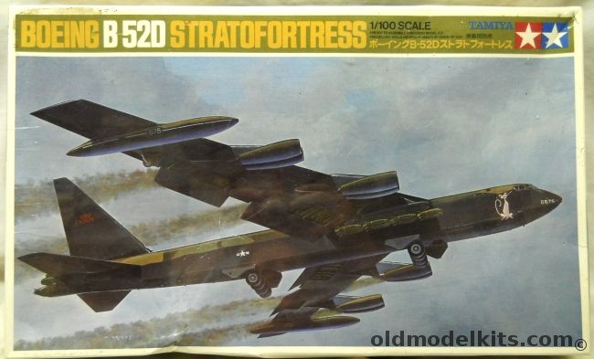 Tamiya 1/100 Boeing B-52D Stratofortress - 92nd SAC Wing 15th AF 'Pink Panther' / 346 BS 99th BW 2nd Air Force 'East to Westover' (Snoopy), 60025 plastic model kit