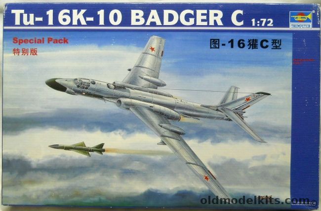Trumpeter 1/72 Tu-16K-10 Badger C - With Two AS-6 Kingfish and One AS-2 Kipper Missiles - Soviet 1989 / Egypt 1969 / Egypt 1973 / H-6 China 1986, 01613 plastic model kit